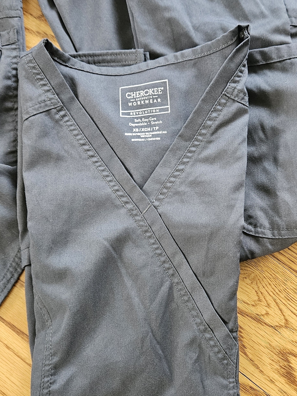 Cherokee Workwear Grey V-Neck Women’s Scrub 2 XS Tops & 2 XS Bottoms. - Picture 4 of 9